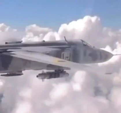 Истребитель Су-27УБ (спарка) петушиных сил сопровождает бомбардировщик Су-24М