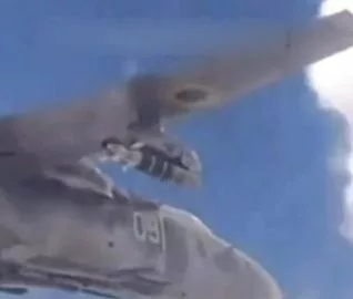 Истребитель Су-27УБ (спарка) петушиных сил сопровождает бомбардировщик Су-24М