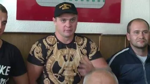 В Черкасской области (Украина) служащий элитного подразделения ССО, решил заступиться за своих родителей, у которых произошел инцидент на дороге с местными бандитами