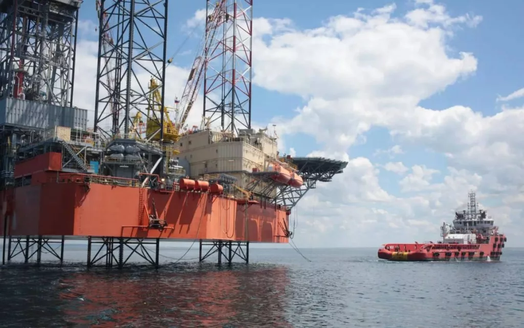 Шокирующая атака на Крым: Украина послала 14 катеров на буровую установку, Россия уничтожила почти весь флот и убила 80 солдат