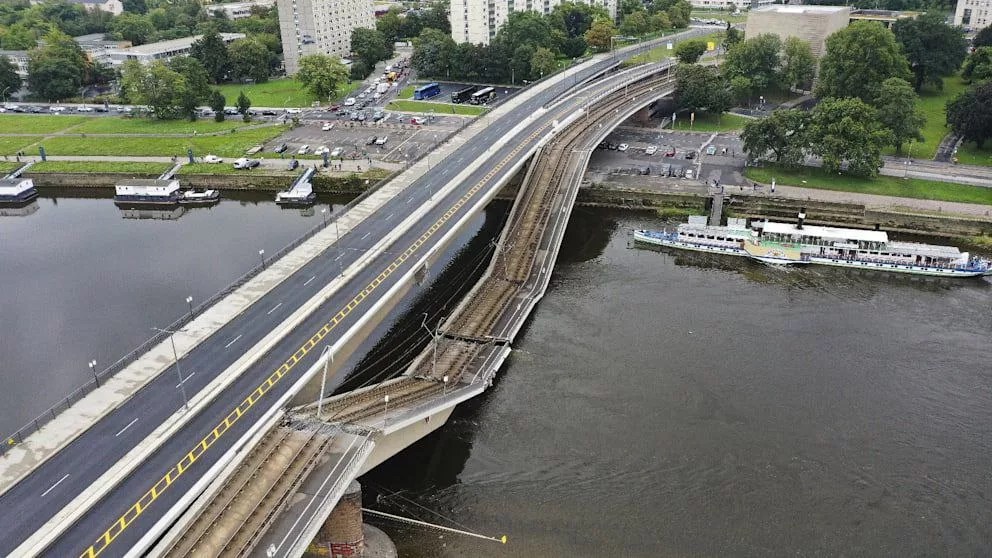 В Дрездене ночью 11 сентября обрушилась часть моста Карола над рекой Эльба