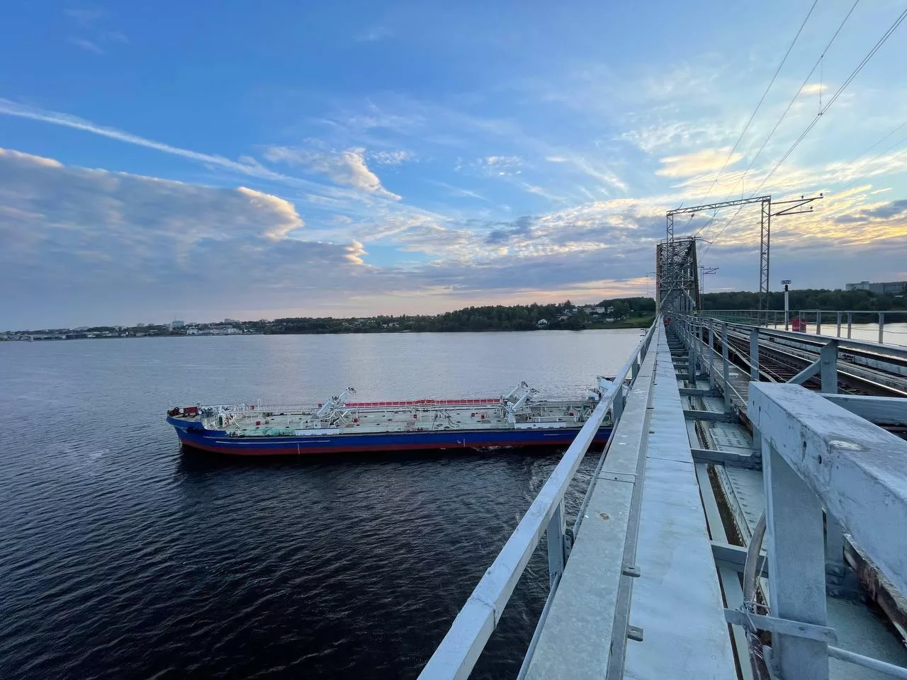 Танкер в Костроме врезался в мост на реке Волга: пострадавших и разлива топлива - нет