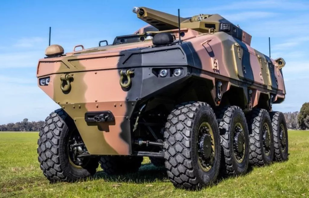 Будущее боевых машин: BAE Systems представляет мощный восьмиколесный беспилотник ATLAS с 25-мм орудием на Land Forces 2024