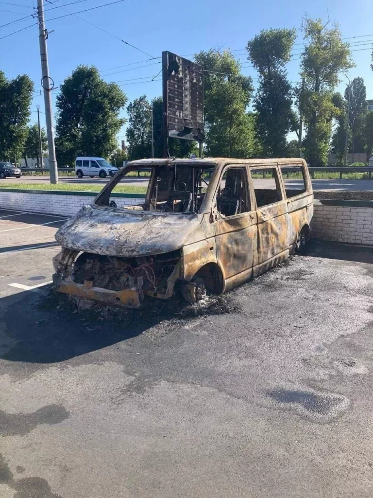 В Киеве неизвестные партизаны сожгли машину мед.службы "Азова"