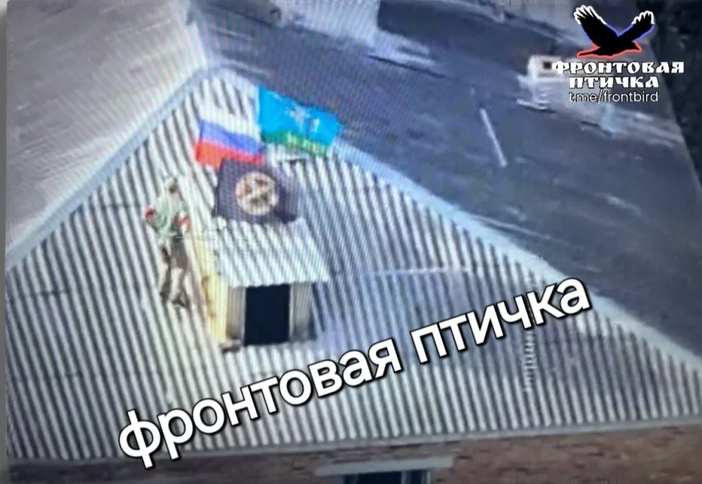 Флаг "Вагнера", ВДВ и России в Снагости вблизи Коренево, Курская область