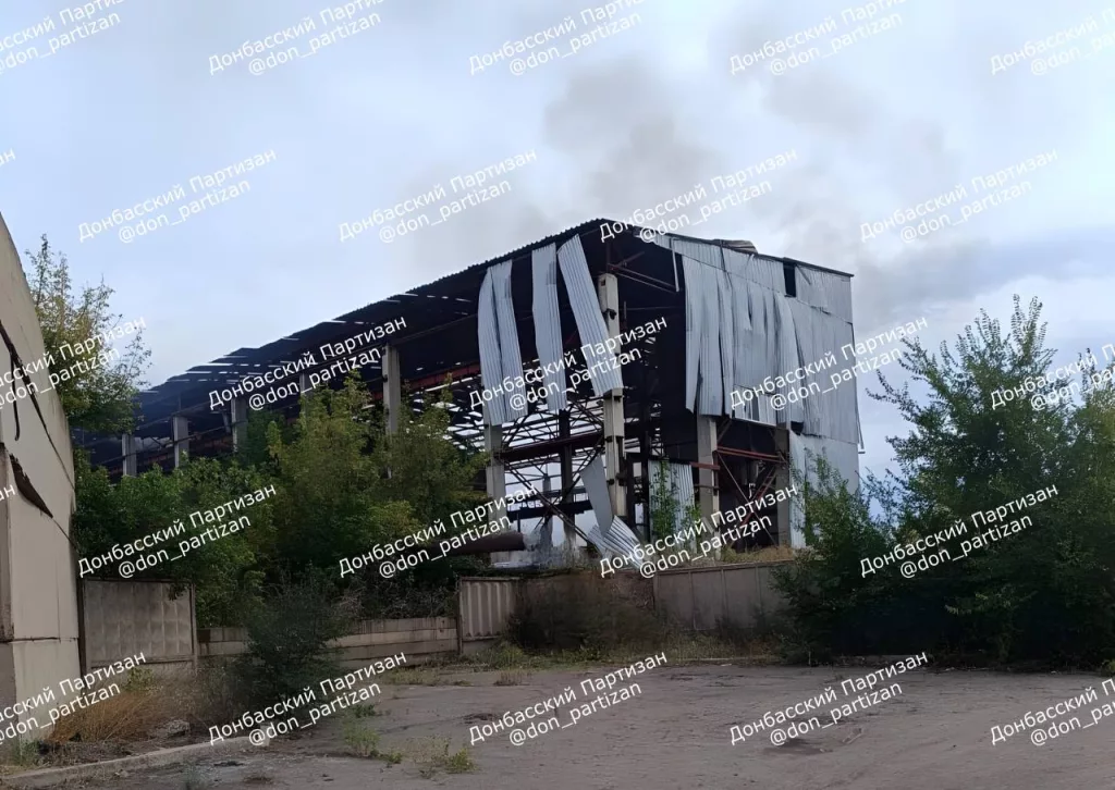 Сегодня днём российские войска нанесли удар по военному объекту противника, расположенному на территории предприятия "Гласкомерц" в городе Константиновка