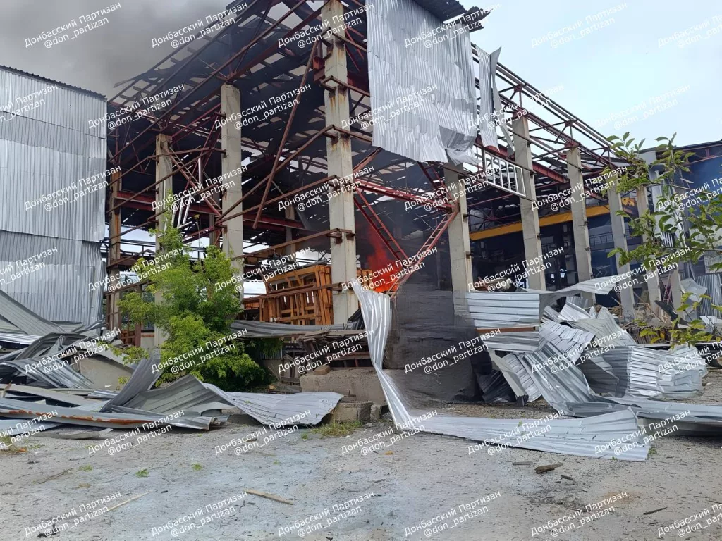 Сегодня днём российские войска нанесли удар по военному объекту противника, расположенному на территории предприятия "Гласкомерц" в городе Константиновка