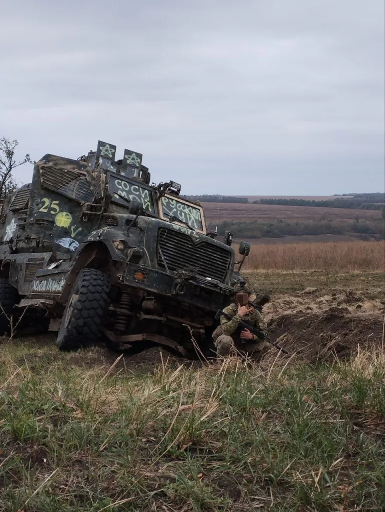Подбитый и брошенный в Харьковской области украинский бронеавтомобиль International MaxxPro американского производства