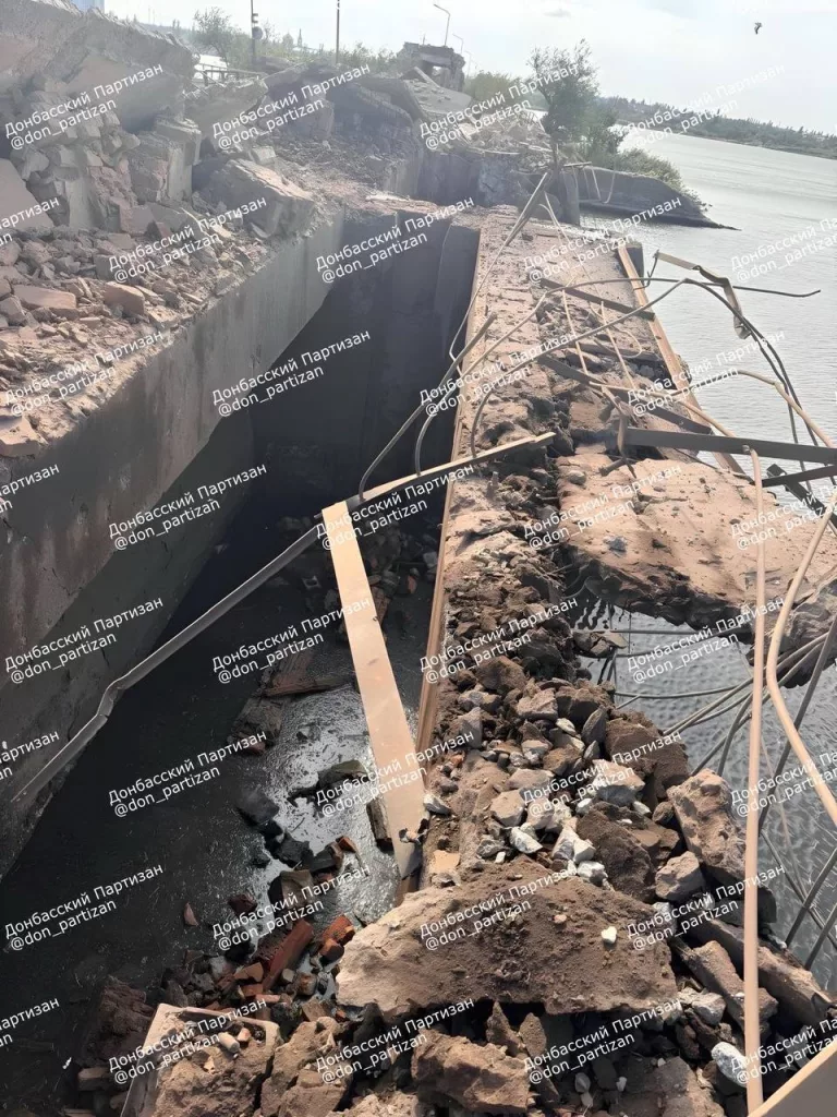 Час назад нанесён повторный удар по плотине Кураховского водохранилища — разрушены обслуживающие здания и повреждён один из шлюзов