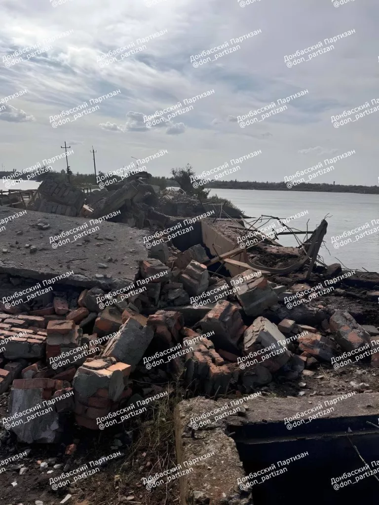 Час назад нанесён повторный удар по плотине Кураховского водохранилища — разрушены обслуживающие здания и повреждён один из шлюзов