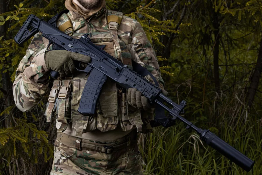 «Калашников»: конструкторы и военные обсудили АК-12 в зоне СВО