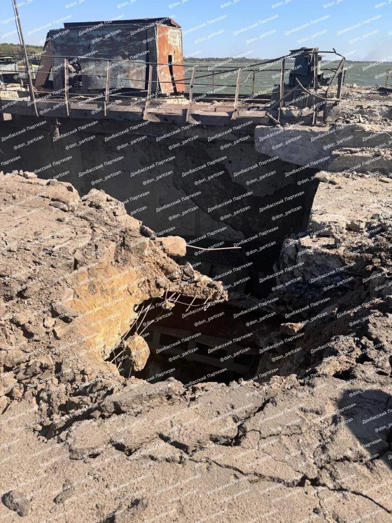 Сегодня, 19 сентября 2024 года, менее часа назад в результате авиаударов российской армии было разрушено дорожное покрытие Терновской плотины в Курахово