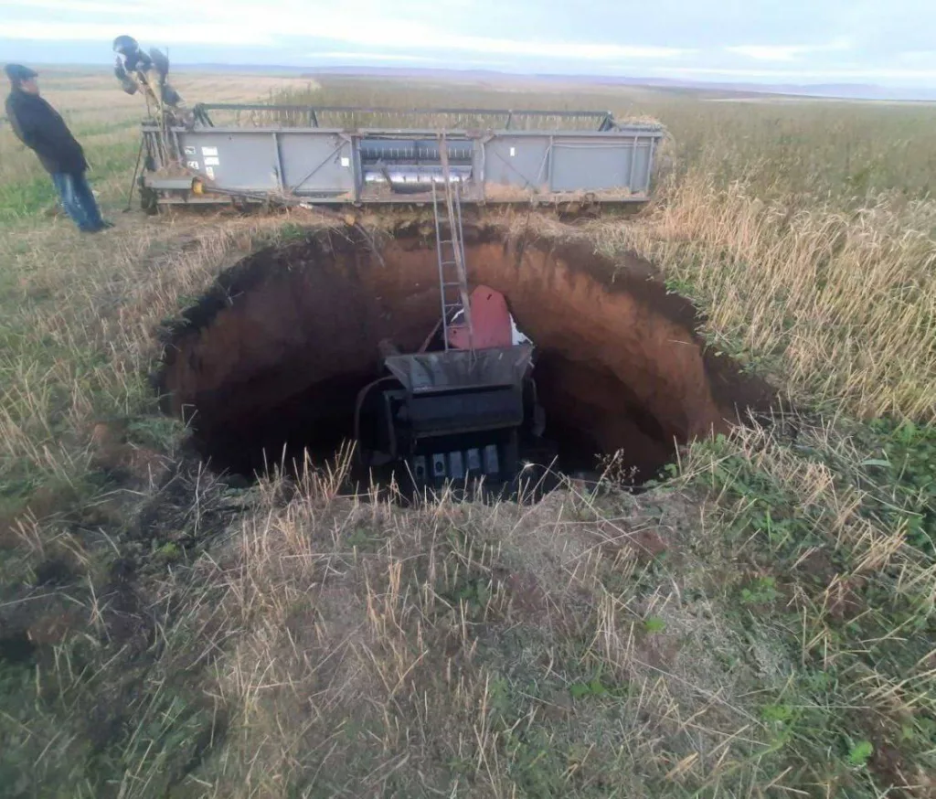 В Иркутской области комбайн провалился в 10-метровую карстовую воронку