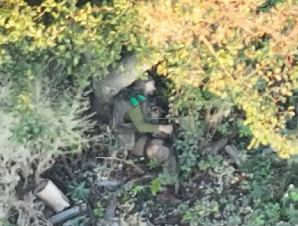 Одновременно с совершенствованием работы операторов БпЛА меняют тактику и пехотинцы на земле