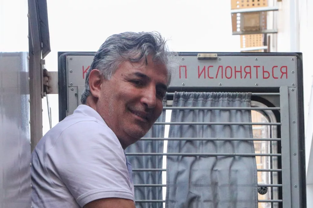 Слышали, но не видели: Как экс-адвокату Эльману Пашаеву служилось в зоне СВО?