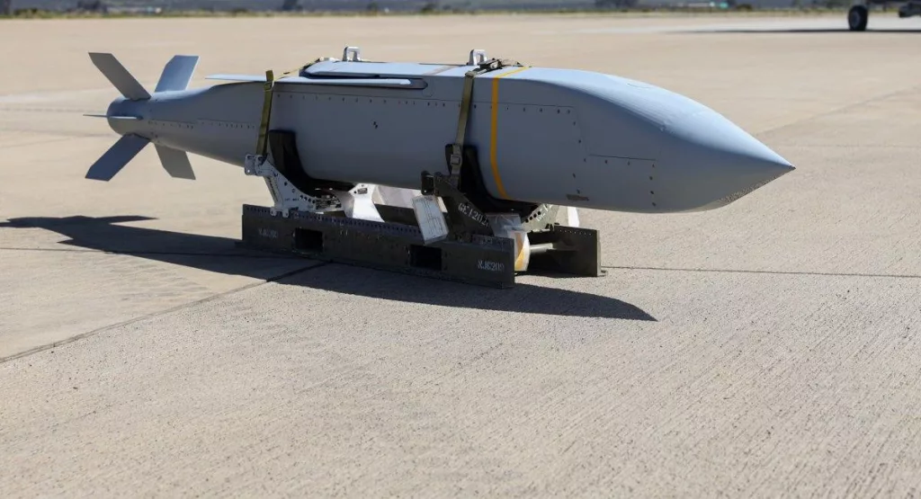 AGM-154 Joint Standoff Weapon (JSOW) — это тактическая планирующая управляемая авиабомба, которая запускается, в том числе, с F-16