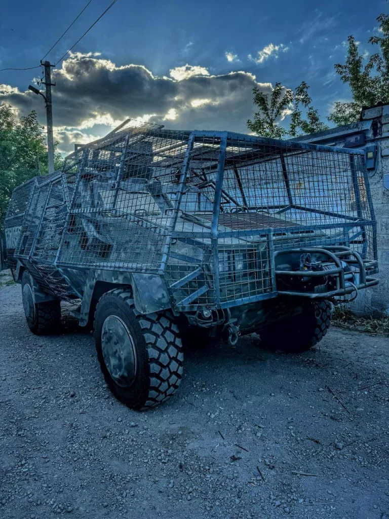 Различная техника ВСУ, получившая защитные антидроновые сетки по кругу