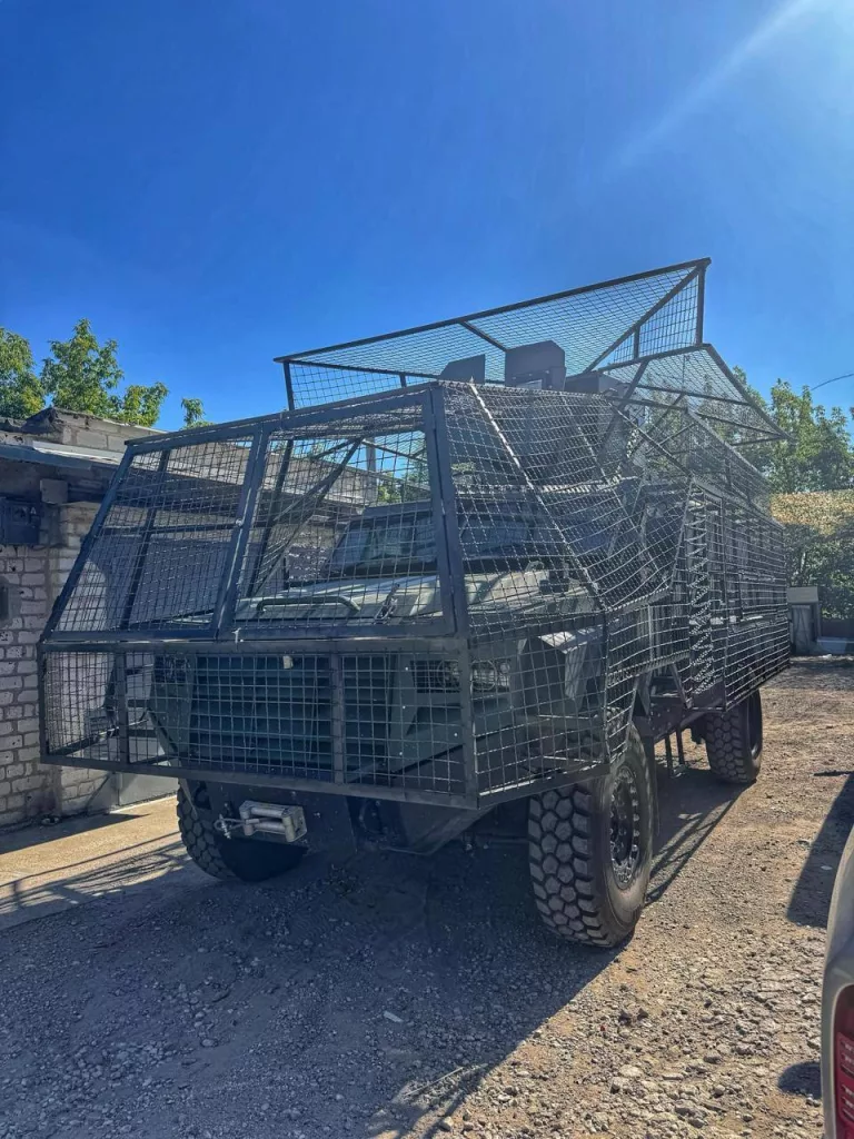 Различная техника ВСУ, получившая защитные антидроновые сетки по кругу