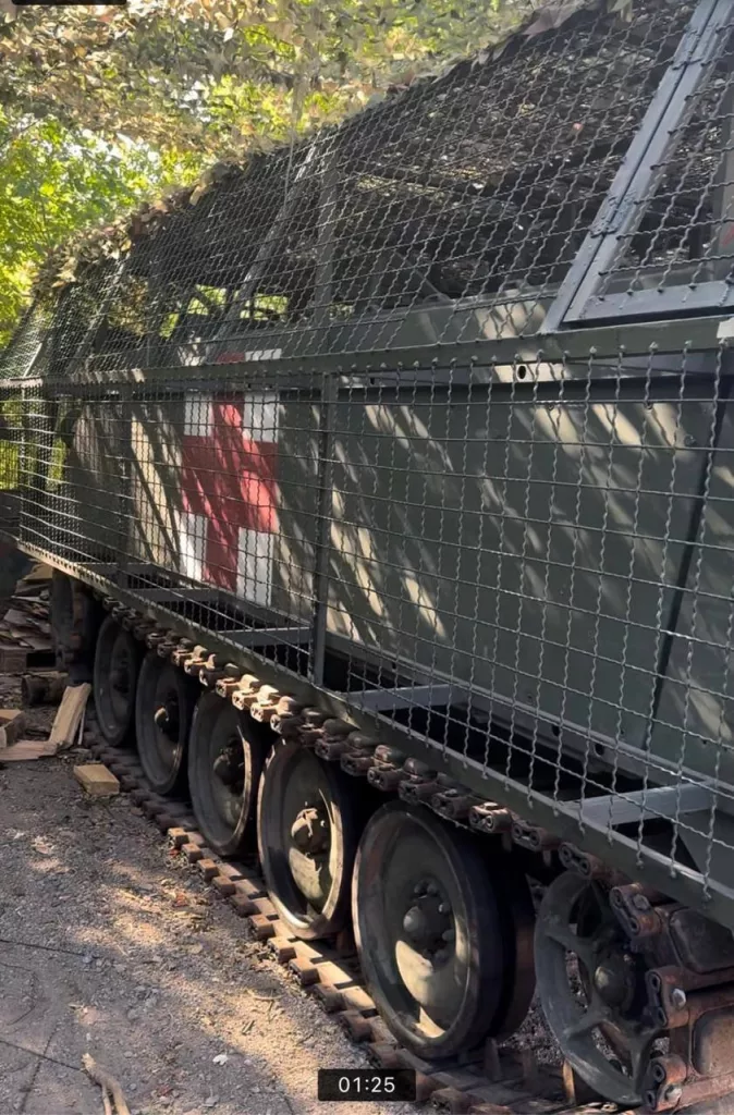 Различная техника ВСУ, получившая защитные антидроновые сетки по кругу