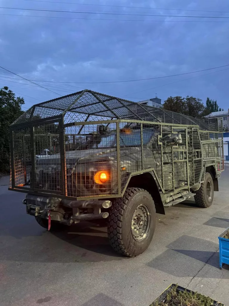 Различная техника ВСУ, получившая защитные антидроновые сетки по кругу