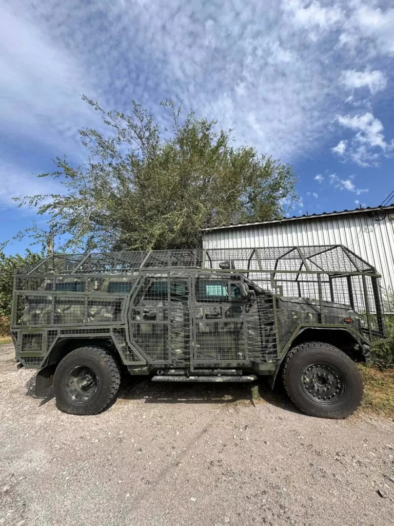 Различная техника ВСУ, получившая защитные антидроновые сетки по кругу