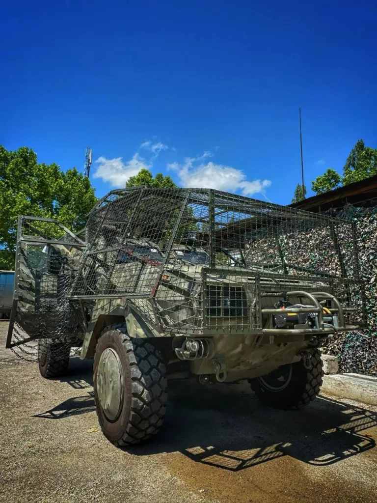 Различная техника ВСУ, получившая защитные антидроновые сетки по кругу