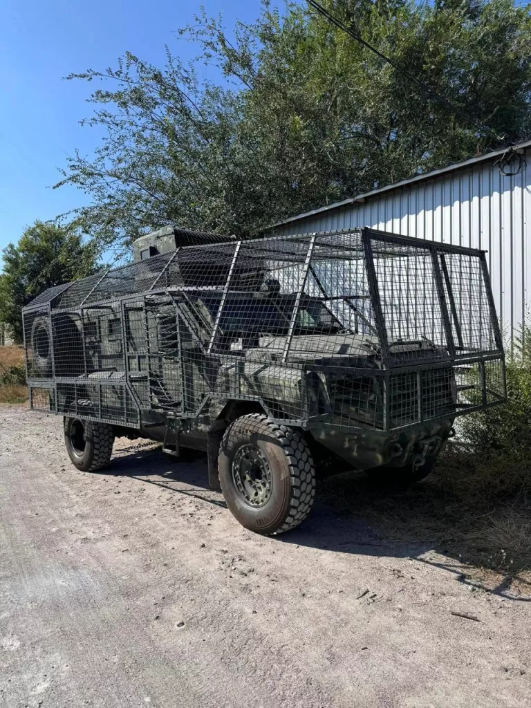 Различная техника ВСУ, получившая защитные антидроновые сетки по кругу