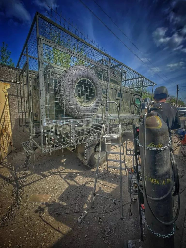 Различная техника ВСУ, получившая защитные антидроновые сетки по кругу