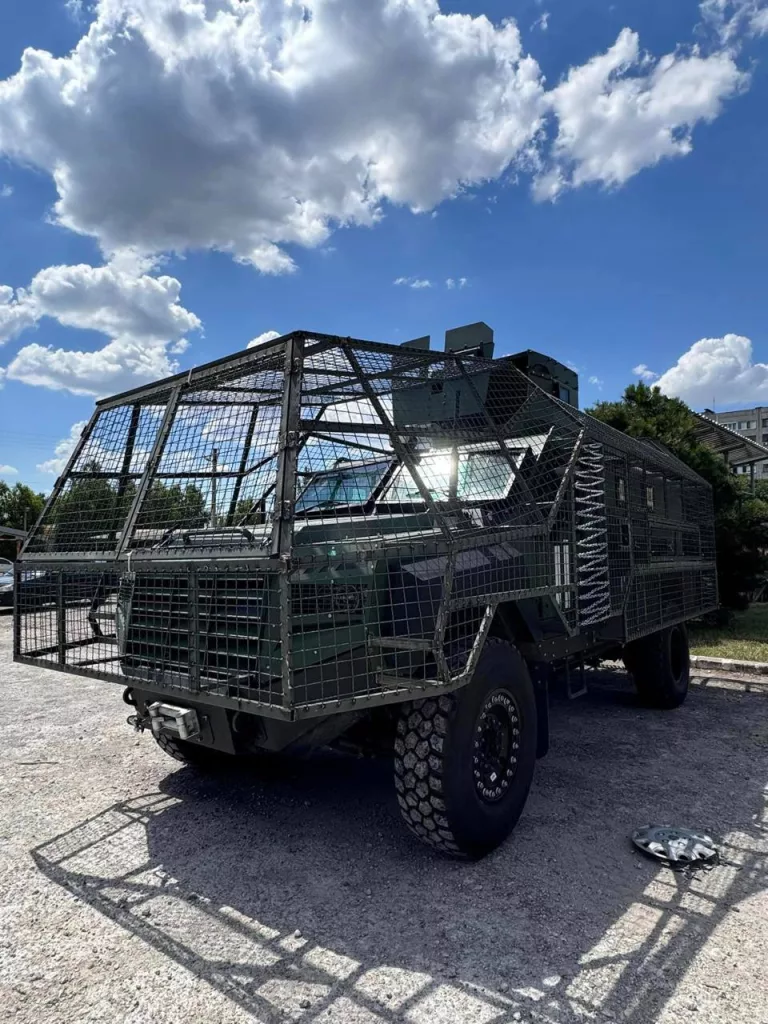 Различная техника ВСУ, получившая защитные антидроновые сетки по кругу