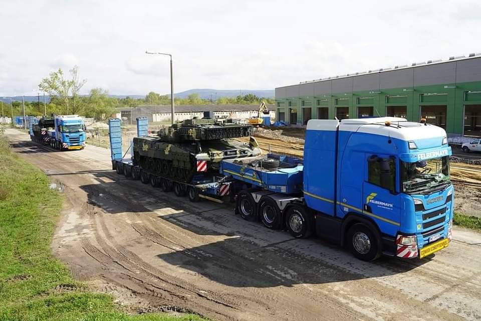 Очередные два немецких танка Leopard 2A7HU поступили в ВС Венгрии