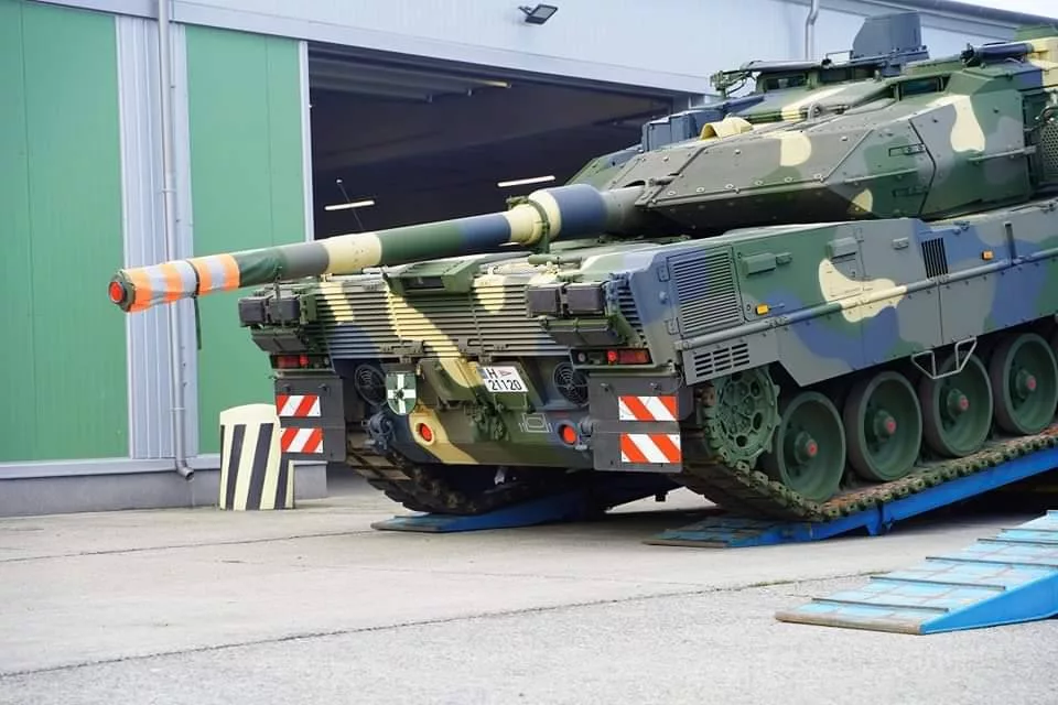 Очередные два немецких танка Leopard 2A7HU поступили в ВС Венгрии