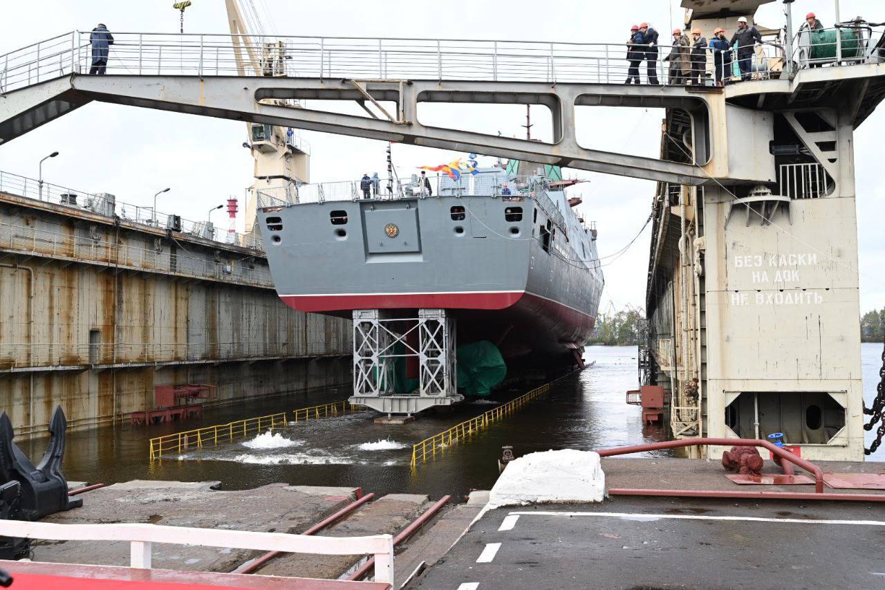 Сегодня в Санкт-Петербурге на заводе "Северная верфь" спущен на воду строящийся для ВМФ (третий серийный) фрегат "Адмирал Исаков" проекта 22350