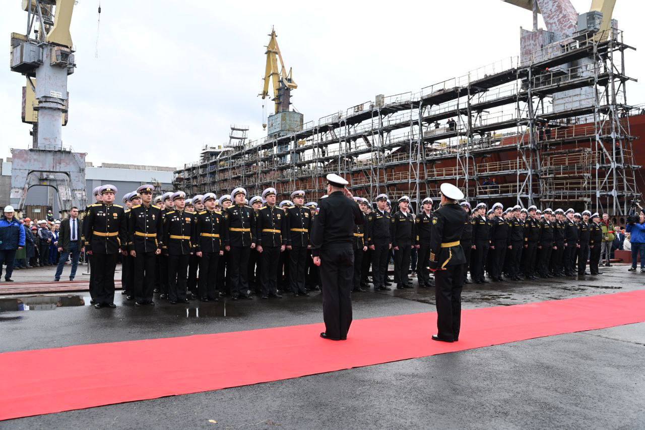 Сегодня в Санкт-Петербурге на заводе "Северная верфь" спущен на воду строящийся для ВМФ (третий серийный) фрегат "Адмирал Исаков" проекта 22350