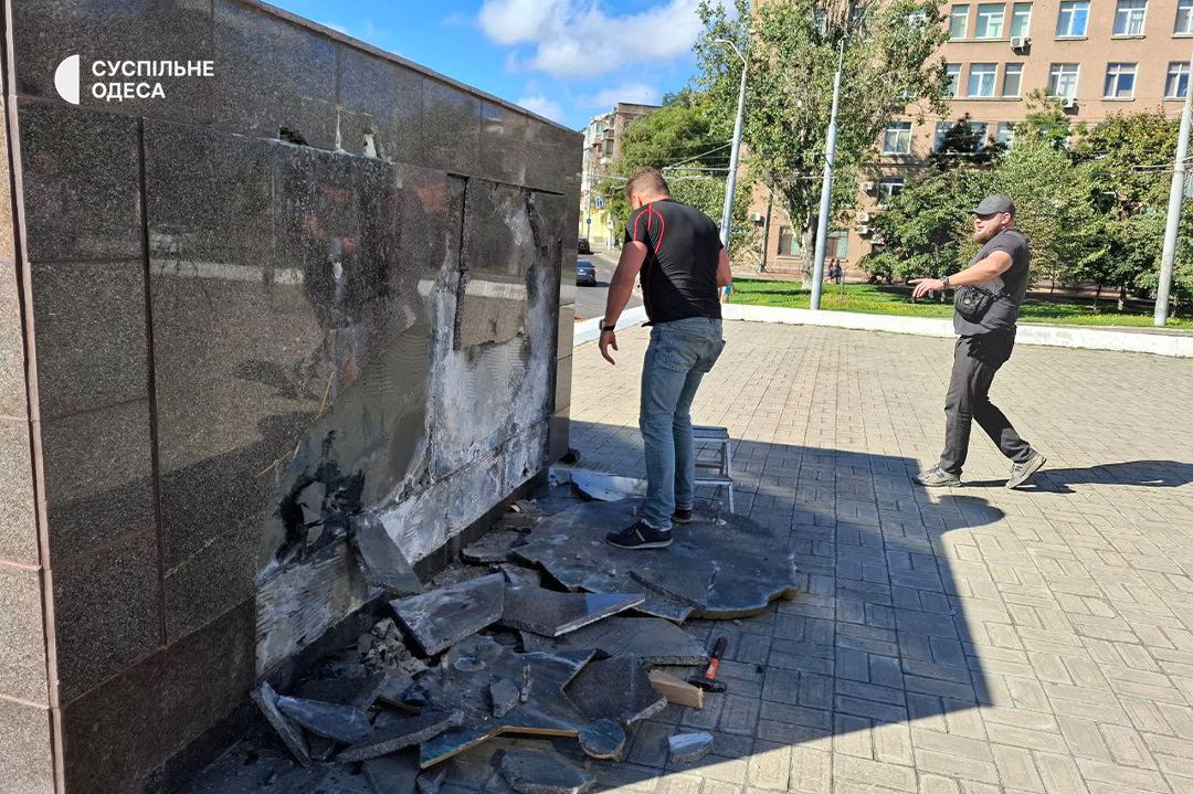 В Одессе нацист Ганул осквернил стелу «Крылья победы», — местные паблики