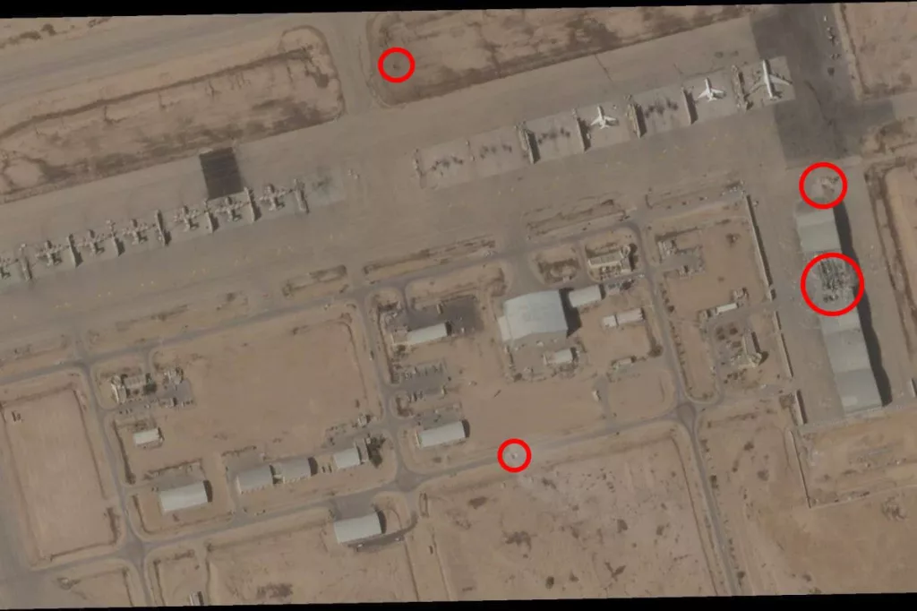 Спутниковый снимок последствий удара иранских баллистических ракет по одному из участков израильской авиабазы Неватим