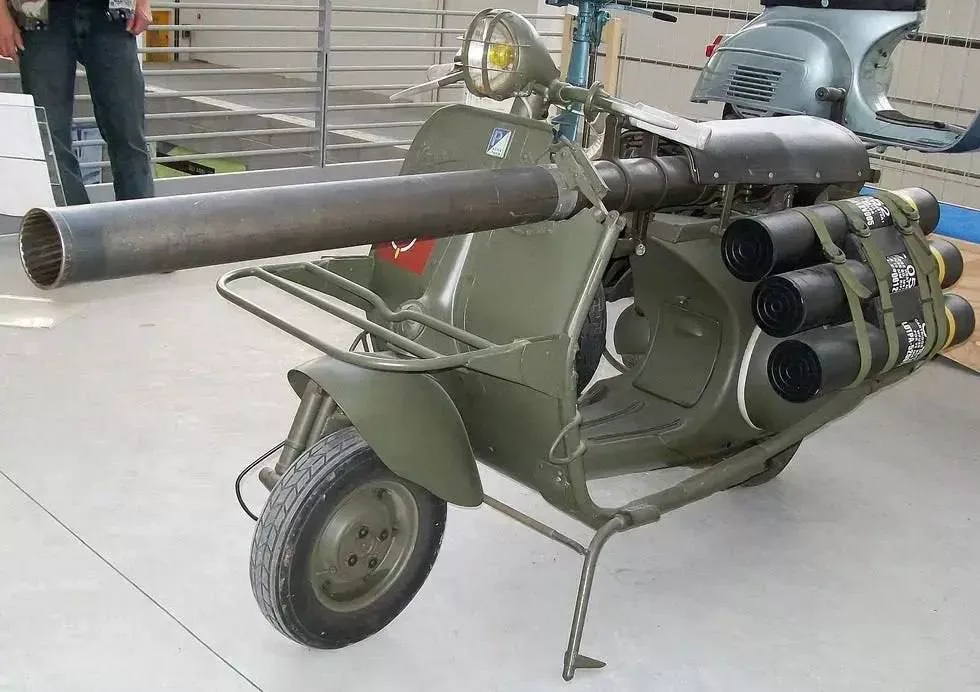 Vespa 150 TAP — это мотороллер-гранатомет, грозное оружие французских десантников 50-х годов прошлого века