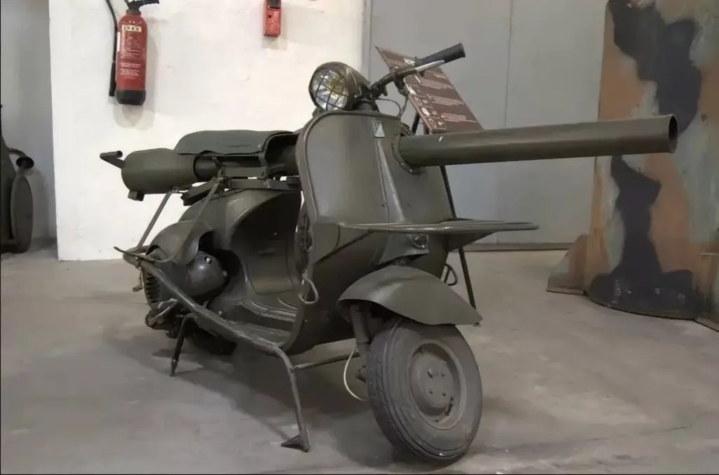 Vespa 150 TAP — это мотороллер-гранатомет, грозное оружие французских десантников 50-х годов прошлого века