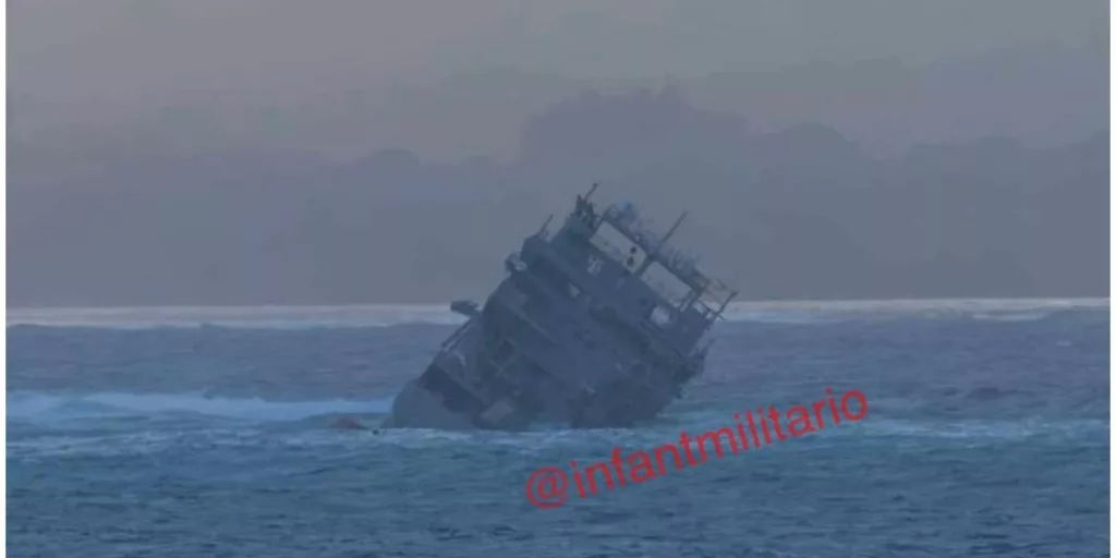 Новейшее вспомогательное судно Королевских ВМС Новой Зеландии А09 Manawanui село на мель у берегов Самоа, а затем загорелось и затонуло