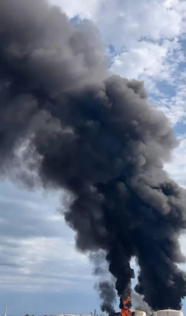 Нефтебаза в Феодосии горит второй день