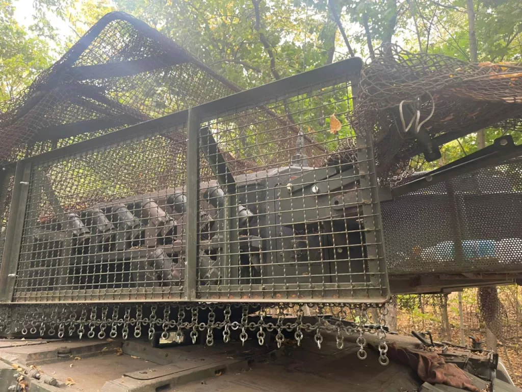 Немецкий Leopard 2A6 украинской армии с установленными антидроновыми решетками, которые ранее стали появляться на танках "Абрамс" и БМП "Брэдли"