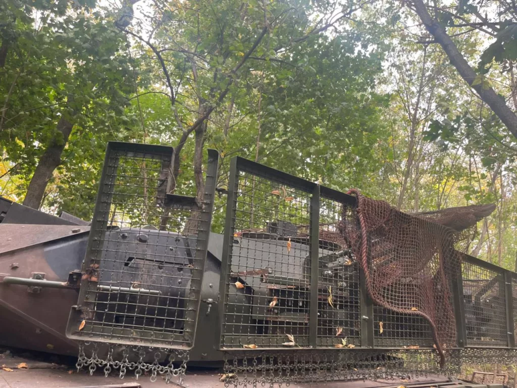 Немецкий Leopard 2A6 украинской армии с установленными антидроновыми решетками, которые ранее стали появляться на танках "Абрамс" и БМП "Брэдли"