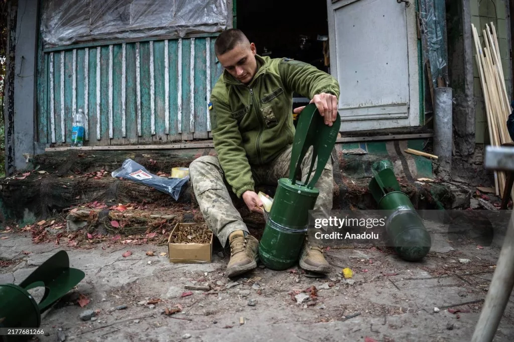 Подготовка украинскими военными кустарных боеприпасов для сброса с дрона в Харьковской области