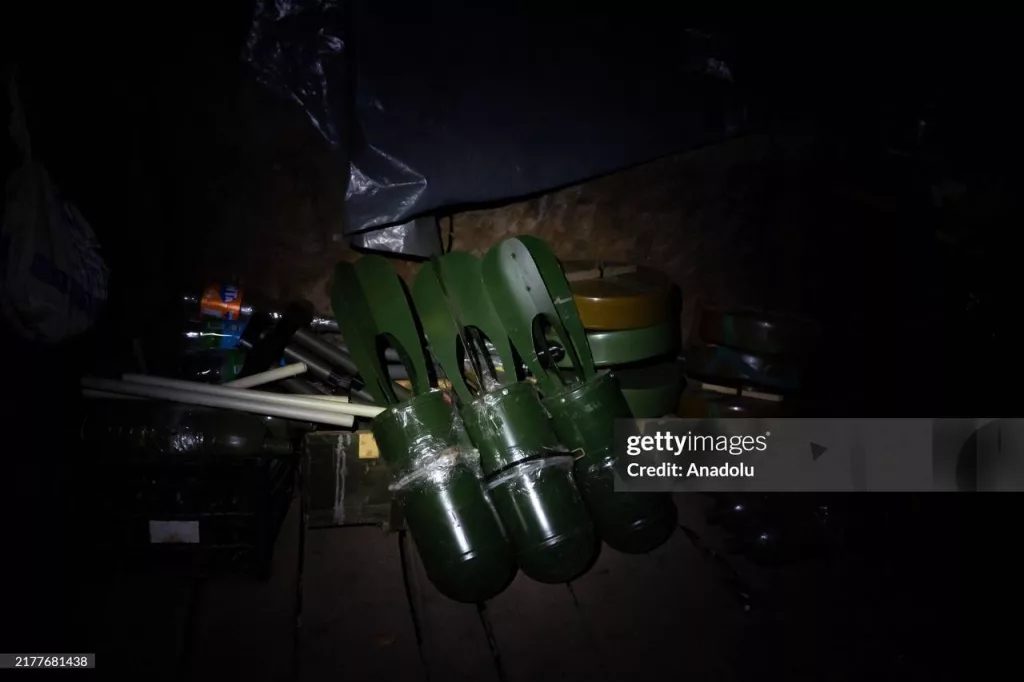 Подготовка украинскими военными кустарных боеприпасов для сброса с дрона в Харьковской области