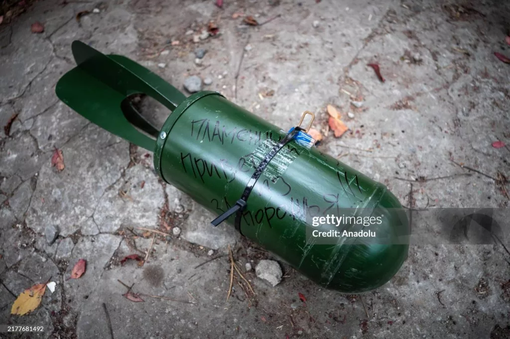 Подготовка украинскими военными кустарных боеприпасов для сброса с дрона в Харьковской области