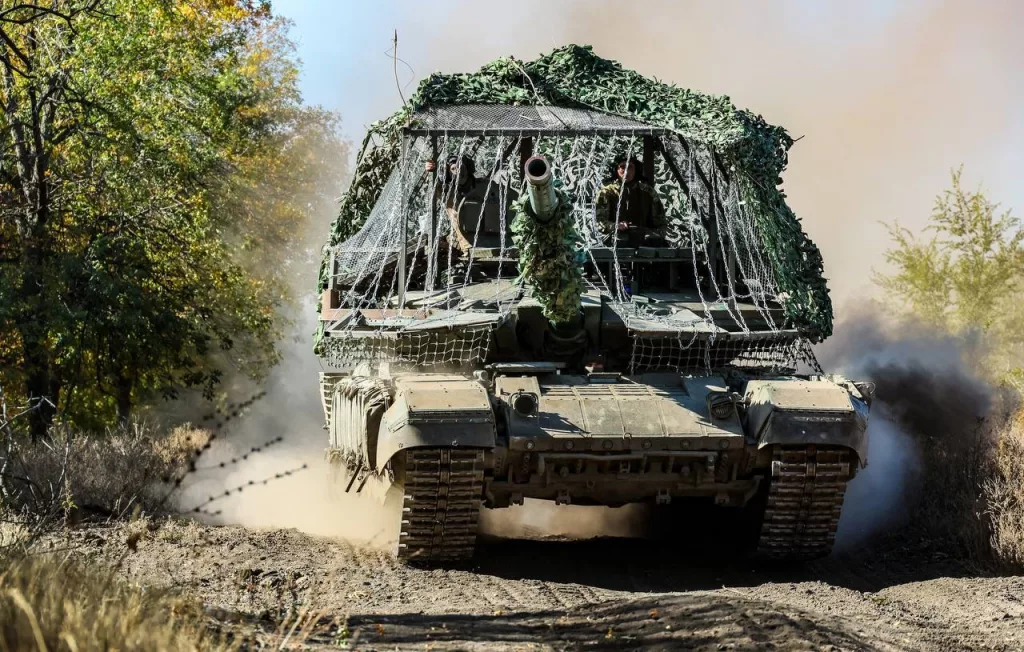 Оснащённый «мангалом» Т-90М «Прорыв» на одном из направлений