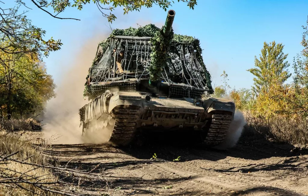 Оснащённый «мангалом» Т-90М «Прорыв» на одном из направлений