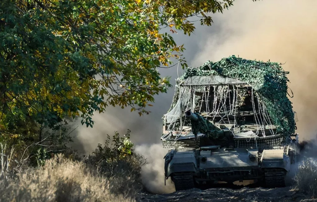 Оснащённый «мангалом» Т-90М «Прорыв» на одном из направлений