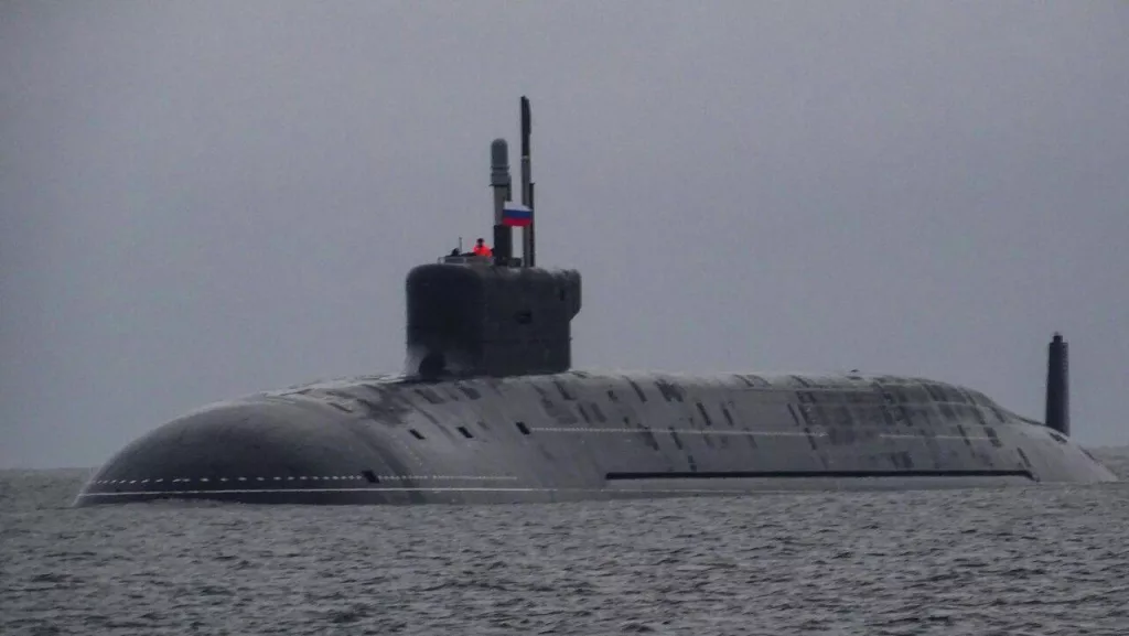 Атомный подводный крейсер стратегического назначения К-555 «Князь Пожарский», проекта 955А (09552), возвращается в Северодвинск после очередного этапа испытаний в море