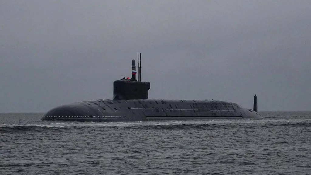 Атомный подводный крейсер стратегического назначения К-555 «Князь Пожарский», проекта 955А (09552), возвращается в Северодвинск после очередного этапа испытаний в море