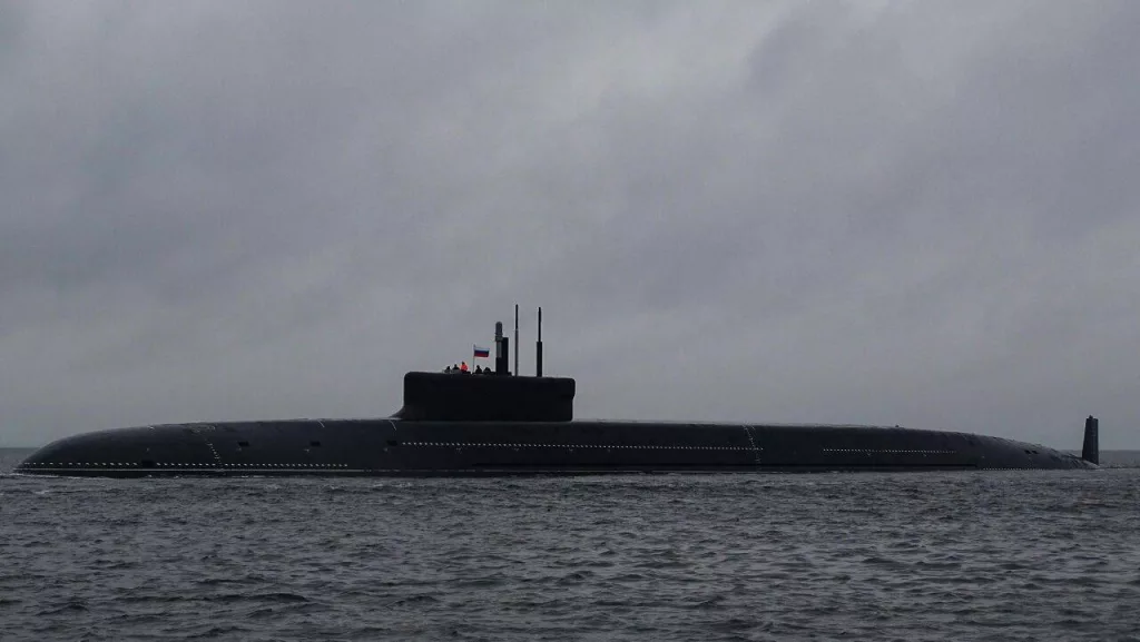 Атомный подводный крейсер стратегического назначения К-555 «Князь Пожарский», проекта 955А (09552), возвращается в Северодвинск после очередного этапа испытаний в море